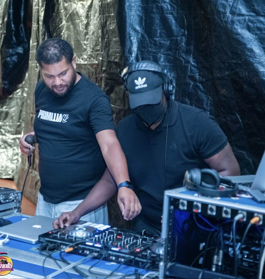 Dub Electric DJs mixing